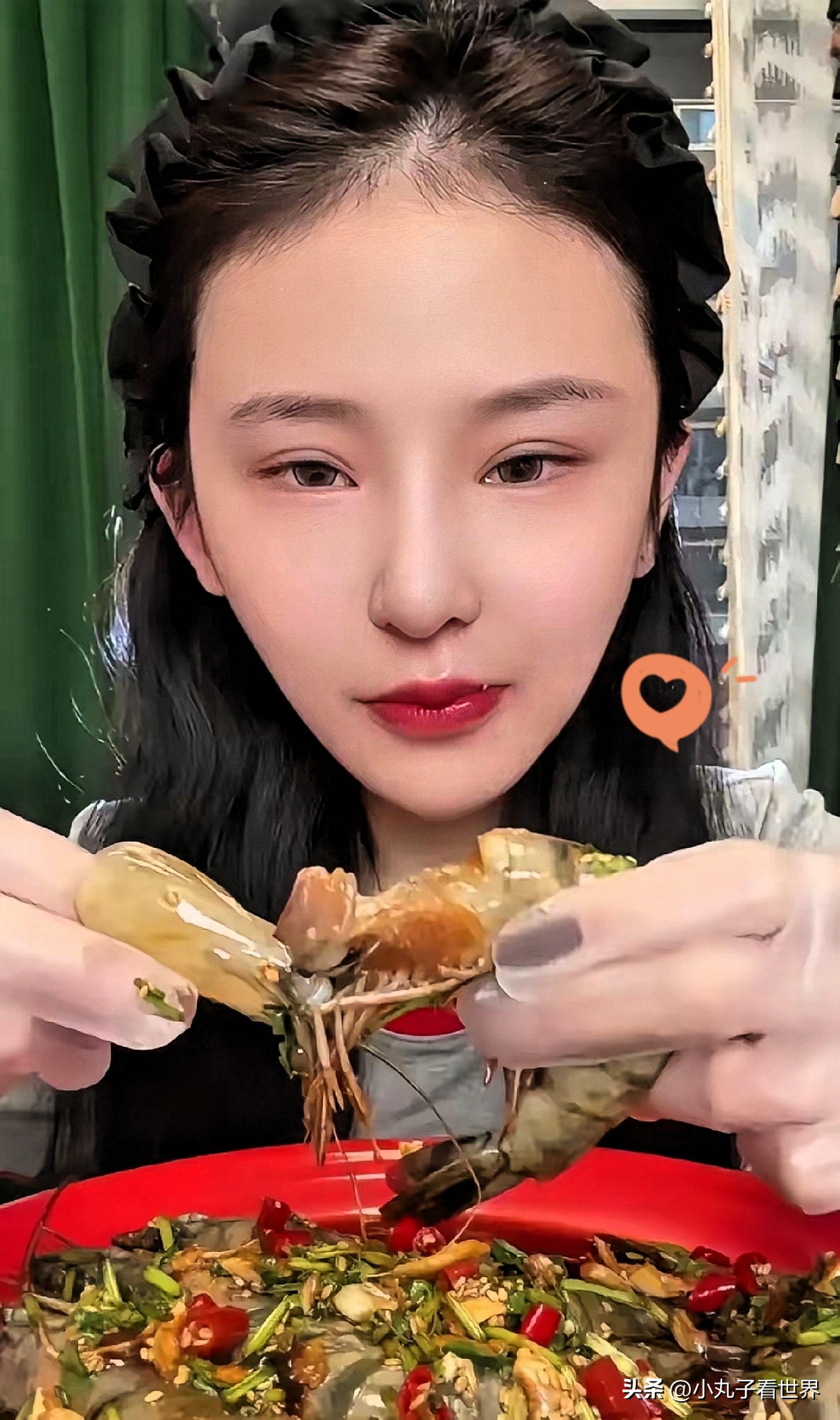 8月17日，吃播干饭莹莹去世了，大家再也看不到她生猛干饭了。8月17日，吃播干饭莹莹永远地离开我们了，她再也不会出现她的干饭视频里，也再不会和大家说“继续干饭”了。她的视频总是令人看了食欲大开，她随意的饮食总让人羡慕，就像她所说的“干饭就完事了”，但她随意的饮食总让人感觉惋惜，就好像暴饮暴食的人总让
