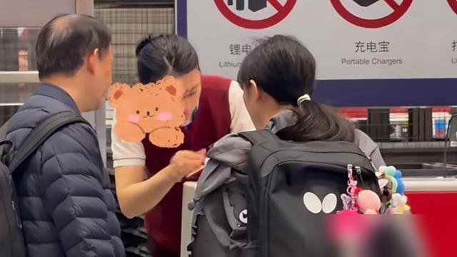 张本宇带着闺女回日本了，儿子张本智和连人影都没见着。
16岁的张本美和，这次中国大满贯女双拿了亚军，女单混双全杀进四强。她哥呢？男单16强就没了。老爹心里那杆秤，不用明说。
输给王曼昱1比4，小姑娘赛后没找借口，直接承认“差距在拉大”。还说自己琢磨出个下蹲式发球，回去要练成常规武器。
16岁，