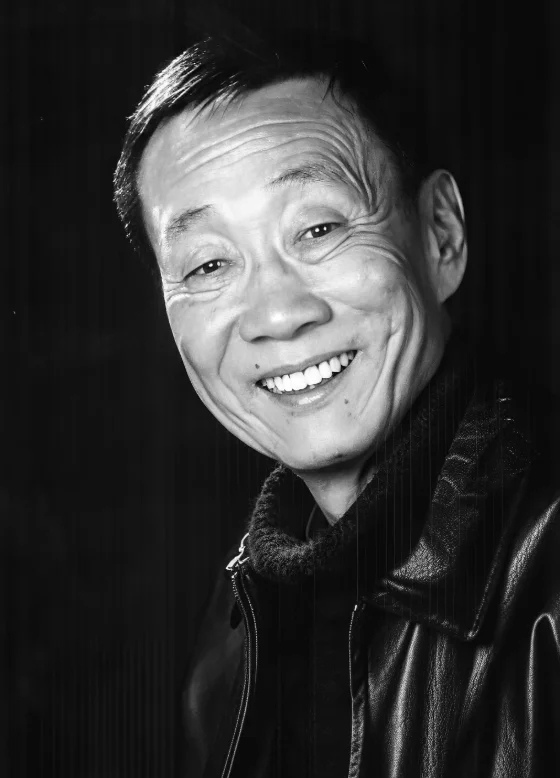 人民艺术家戈治均去世了，
看到他的死因，我破防了，
他不是死于高龄，也不是死于意外，而是死于我们谁也逃不掉的疾病。

刚刚传来消息，90岁高龄的戈治均与世长辞了。

其实生老病死，本来就是自然规律，戈治均90岁高龄，已经是很长寿了，但还是让人难过。

一提起他，最让人印象深刻的就是《龙年档案》了，他