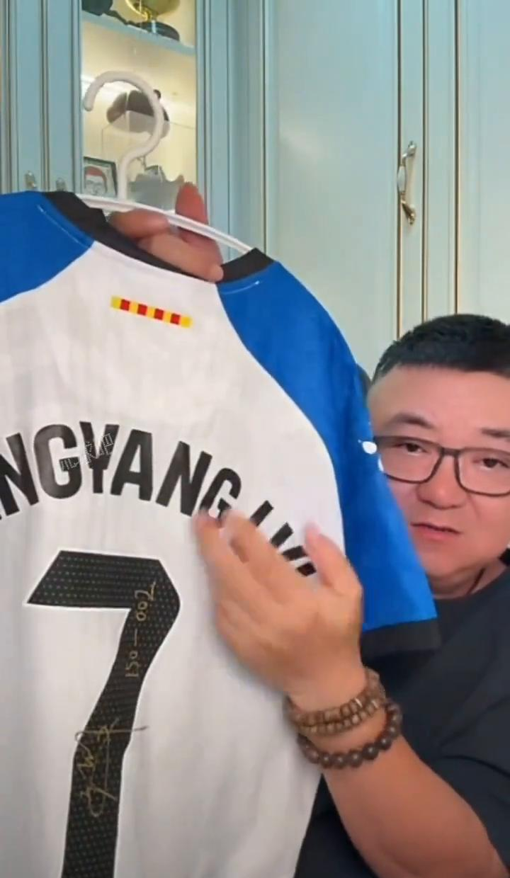 一个连国少大名单都进不去的球员，被西甲球探组七票全票通过签走了！
9月14日西班牙人官宣，17岁的吕孟洋正式加盟青年B队。这事有意思的地方不在于“又有个中国人去西甲了”，而在于时间线里藏着的那些东西。8月21日口头敲定，中间隔了10天谈判，跟欧罗巴谈妥了二次转会分成，9月1日完成注册前还秘密训练了一