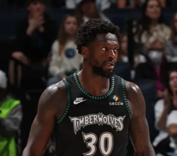 芬奇谈兰德尔这轮进攻挣扎：马刺的体型让他打不到甜点位  今天NBA季后...