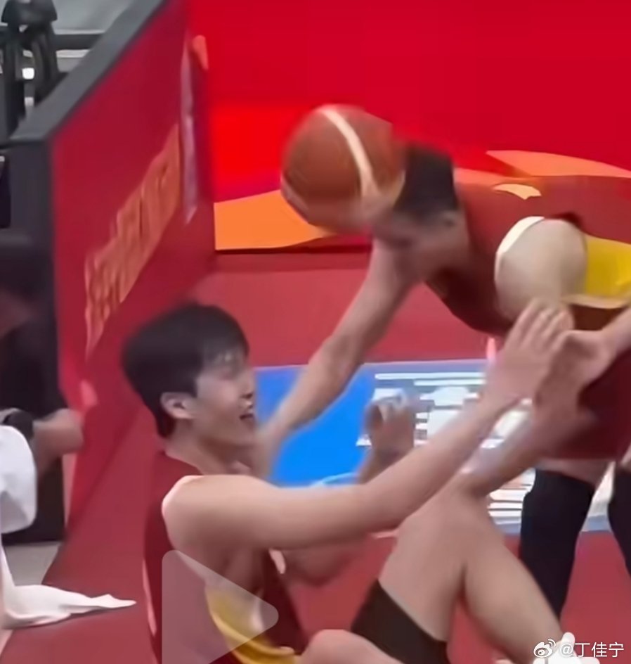 #杨瀚森倒地后被自家球迷拿球砸#
看了一下视频，真正被砸到的是继伟啊[笑cry]
这个词条应该改成
#赵继伟被自己球迷拿球砸# [允悲][允悲][允悲]
#中国篮球[超话]##中国男篮[超话]##中国男篮vs黎巴嫩男篮# ​