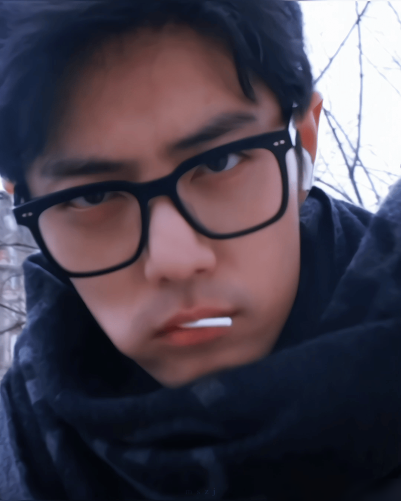 肖战被塞进男星质检名单里打分，粉丝居然还在跟着晒图。
这哪是玩梗，这是把人当猪肉过秤。
一群人在短视频里盯着男明星吊威亚的裆部、路透里的体态，列个合格名单，几十个男艺人全成了货架上的标签。
更荒诞的是，粉丝为了证明自家偶像无滤镜能打，主动把生图往话题里送。
你越配合，刀就架得越稳。
今天量