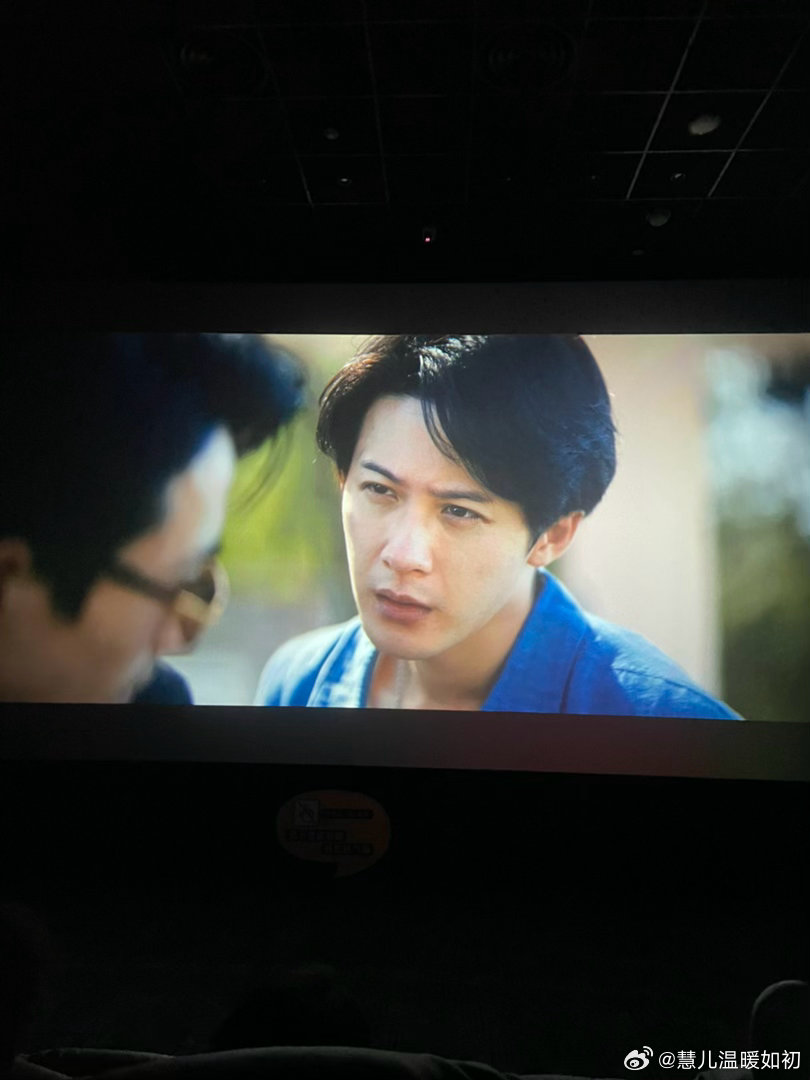 好看带劲的一部电影，朱一龙绝对的实力派，演技绝了，第一次看卫诗雅和檀健次的戏，梁家辉依旧大佬级别，演什么像什么，我比较喜欢他在这部戏中克制宁静的角色塑造，之前看他都是演大坏蛋，哈哈，这部看着舒服，最主要还是朱一龙让我很惊艳，今年看到的好电影不少，值得推荐，人间正道是沧桑～🎬♥️ ​