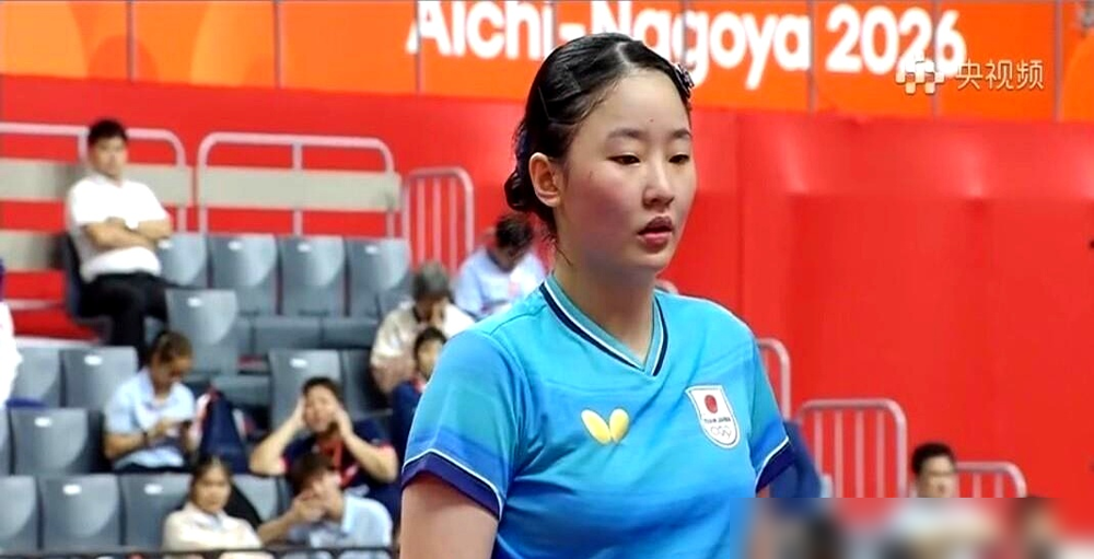 被蒯曼打了个0-3，伊藤美诚全场就那个刘海纹丝不动。
9月24号名古屋，女团决赛第三盘，6-11、5-11、7-11，三局打完她连汗都没怎么出似的。赛后自己说始终没进节奏，还夸蒯曼会把局面归零。
转头9月30号，日本队亚锦赛名单出来，女单女团都没她名字。再往前翻，8月横滨首轮输王艺迪，瑞典首轮输