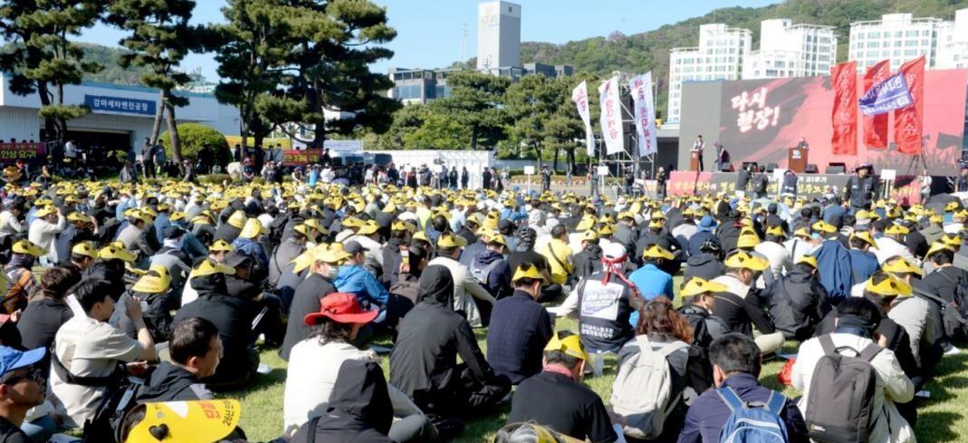 现代汽车3.9万人全面罢工。机器人还没进厂，人先急了。
今天早上，蔚山工厂生产线全空着。3.9万名工会成员，早班没来，晚班也没去。生产线上一个人都没有，工人全去了首尔总部大楼底下。
蔚山工厂是全球最大的单体汽车厂之一。早班停8小时，晚班再停8小时，一天停产16个小时。按每小时460辆的产能算，一天少