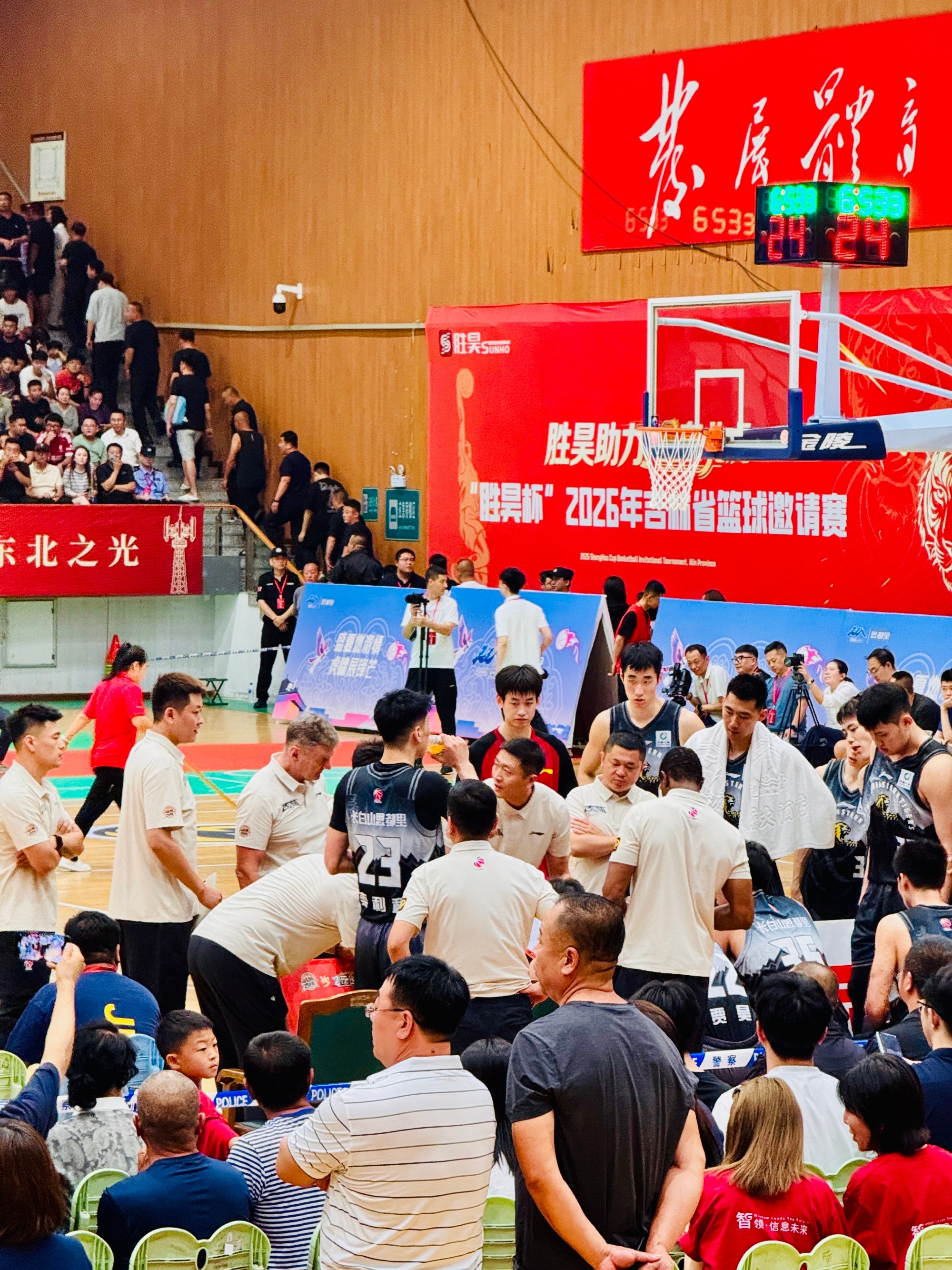 吉林东北虎这是作为球队主教练第一次亮相， 带着球队在家乡父老面前打比赛...