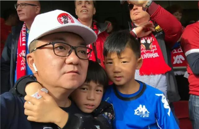 十七岁的吕孟洋刚官宣加盟了西班牙人俱乐部。
他在塞尔维亚踢球的前队友万项在动态下面留言说“一起努力”，吕孟洋回了一句“顶峰相见”。
大家都在说这句话有多热血。
但我看他之前的经历，注意力全落在那“两年只踢了85分钟”上了。
85分钟，其实就是一场球的时间，他却在异国他乡的替补席上硬生生熬了整整两个赛