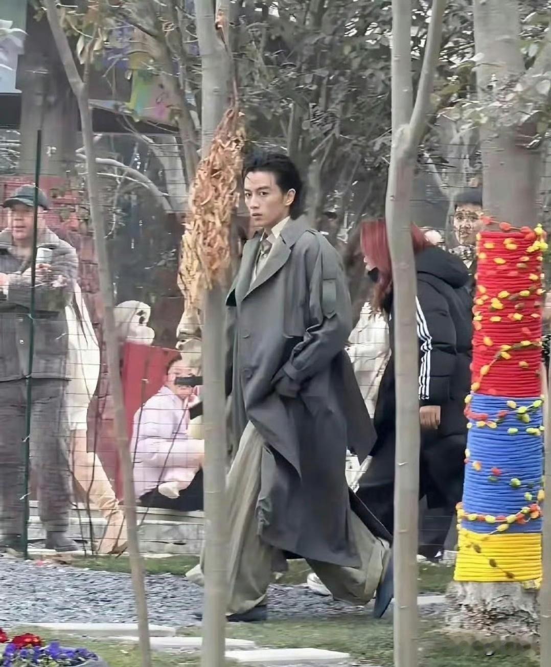 陈晓回合肥老家拍摄！暴瘦后搭配狼尾发型，有点像谢霆锋好帅。 ​​​