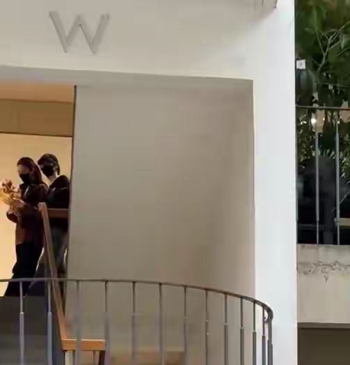 窦靖童和宋妍霏又被拍到同框庆生了，画面里宋妍霏手里捧着鲜花，整个人软乎乎的，幸福感都快溢出屏幕。

当时路透里这二人全是松弛到骨子里的休闲打扮，李嫣穿黑吊带配阔腿裤，高马尾搭黑框眼镜。
窦靖童还是一贯的酷飒随性，戴着拼色棒球帽裹着口罩，宋妍霏直接踩了拖鞋，怀里还抱着宠物小狗，居家感满满。

本来是俩
