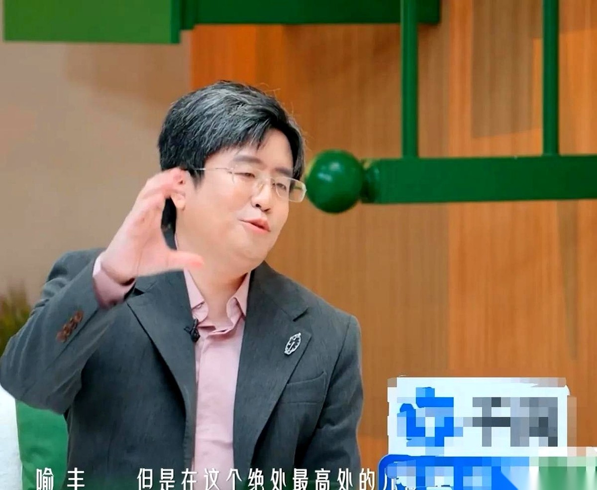 周笔畅在镜头前直接承认，争第一第二的人做不成知心朋友，表面过得去就行。
她私底下却能跟同届排名靠后的黄雅莉、易慧打成一片。
当年靠短信投票分出胜负的李宇春，如今和她只停留在晚会碰面时的同框合影。
这话听着扎耳朵，但凡在生活里跟人实打实争过口粮的，一听就全懂了。
大家总爱劝人“格局打开”，好像十几年过