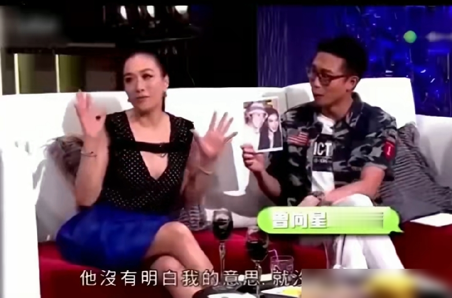 钟丽缇曾当众向周星驰暗示求婚被拒！
前阵子她开ASMR助眠直播，几万观众正被哄得昏昏欲睡，张伦硕突然一个排气声被麦收得清清楚楚，直接把全场人都崩醒。
钟丽缇憋笑憋到脸僵，转头就扯了个被平台警告的理由下播，留张伦硕在直播间跟网友唠嗨了。
之前全网追着骂他俩是女强男弱、软饭硬吃，人家早就靠自黑把恶