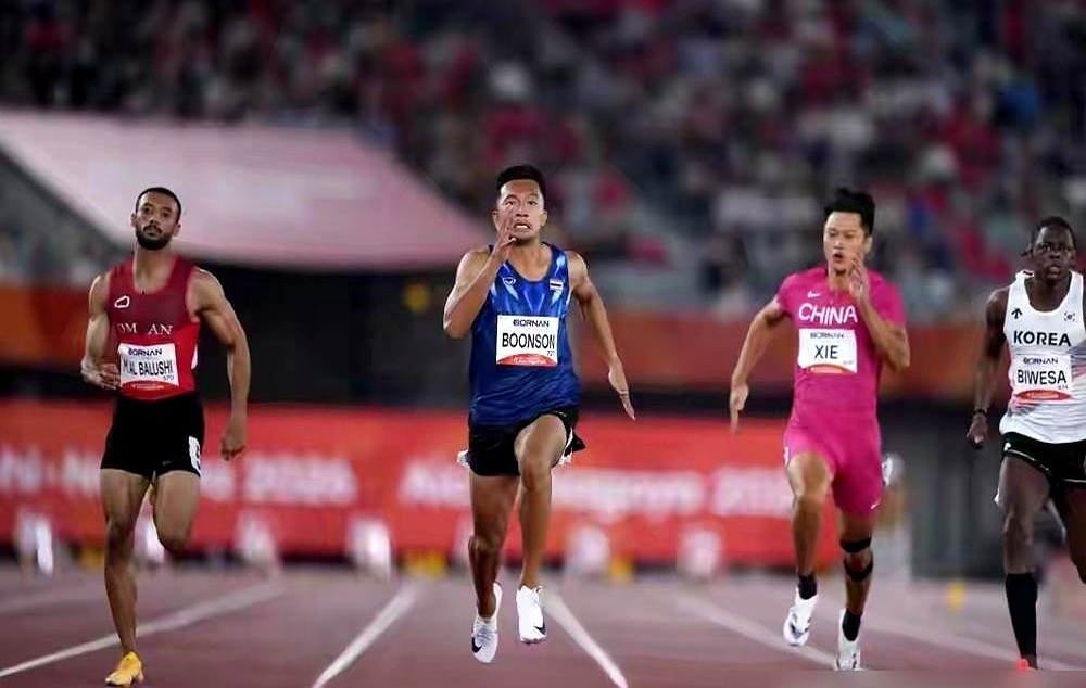 10秒30，第七名。33岁的谢震业望着19岁泰国小将汶颂的背影，那个年轻人，20岁就跑进了9秒90。

决赛后程，他明显感觉爆发力顶不上去了，腿像灌了铅。半决赛时那股咬牙的劲，到了这里，身体不批准了。

翻开他的身体账本，9年，137枪，三线全勤。中间还夹着三场大病、数不清的拉伤和足底筋膜炎。有人说