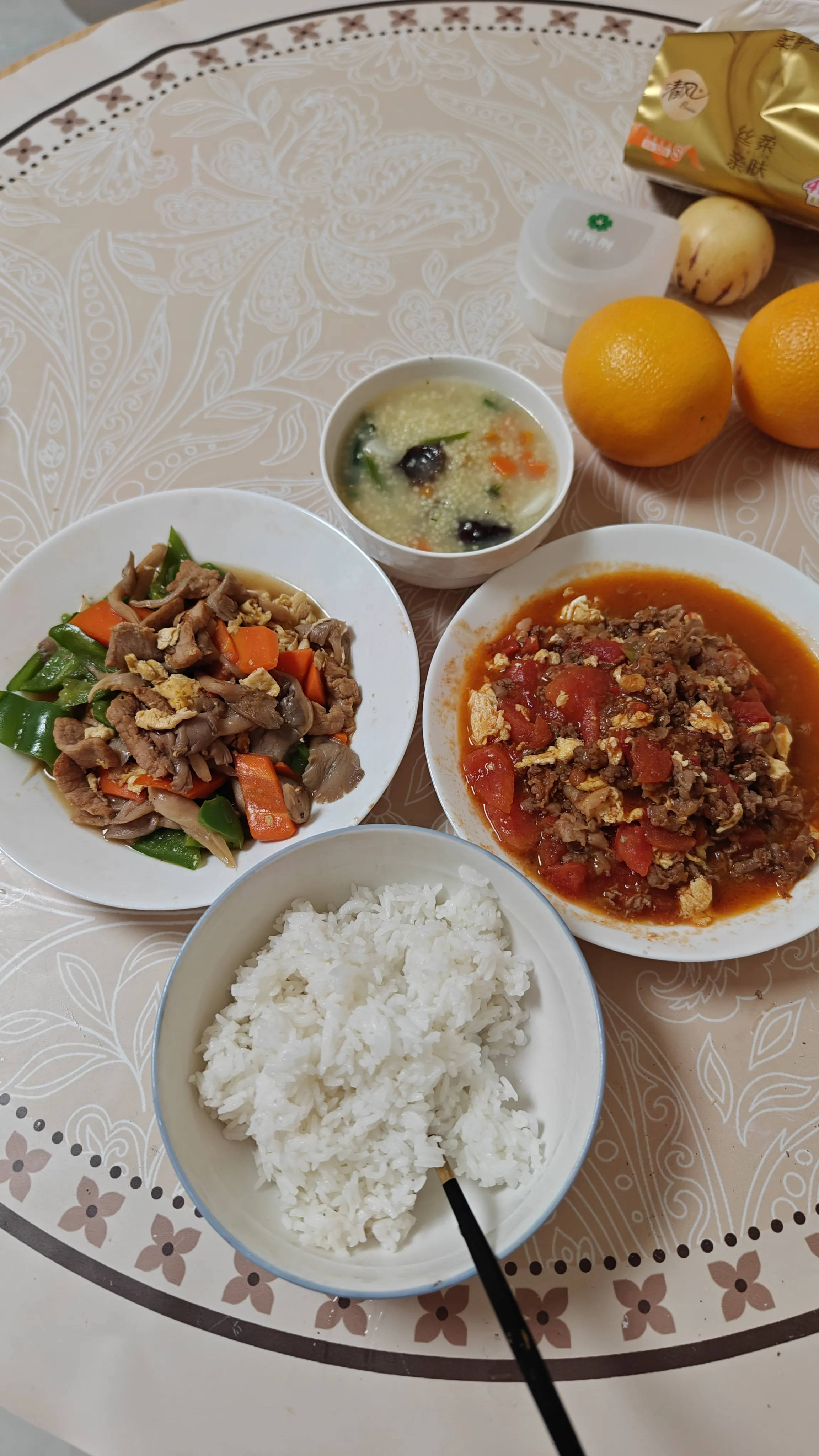 今晚给两个闺女做的番茄鸡蛋炒牛肉，另一道菜是黑猪肉混着平菇、胡萝卜、青椒一同炒的