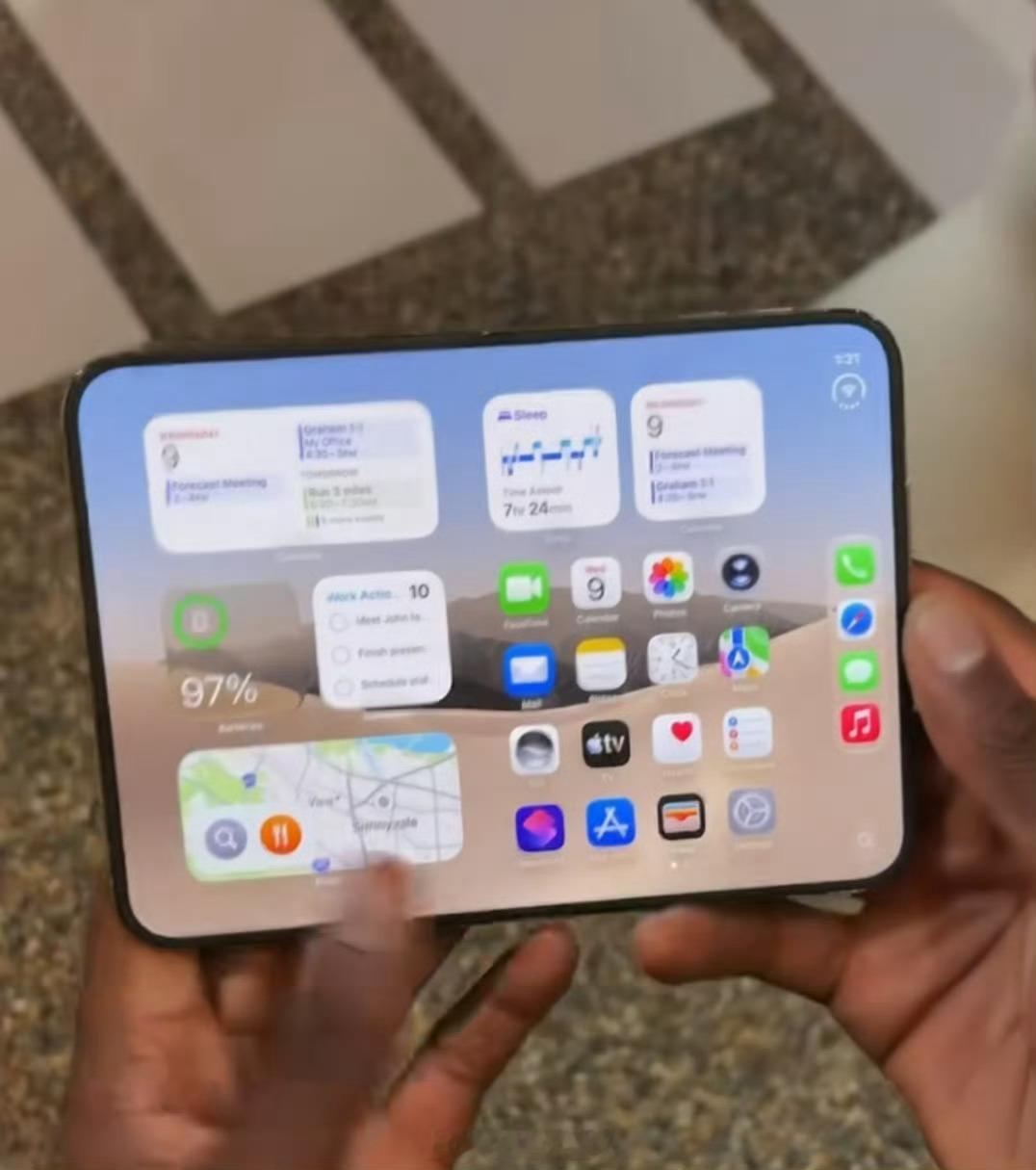 #iPhone首款折叠屏手机正式发布#
库克当年是不支持做折叠屏的，2019年12月，库克在东京接受专访时记者问到他如何看智能手机行业新形态（折叠屏）热潮；

库克说：关键是要把产品做得更好，而不是为了改变而改变。

“不会为改变而改变”被全球科技媒体解读为他对当时初代折叠屏的看法。

但是到了2020 ​