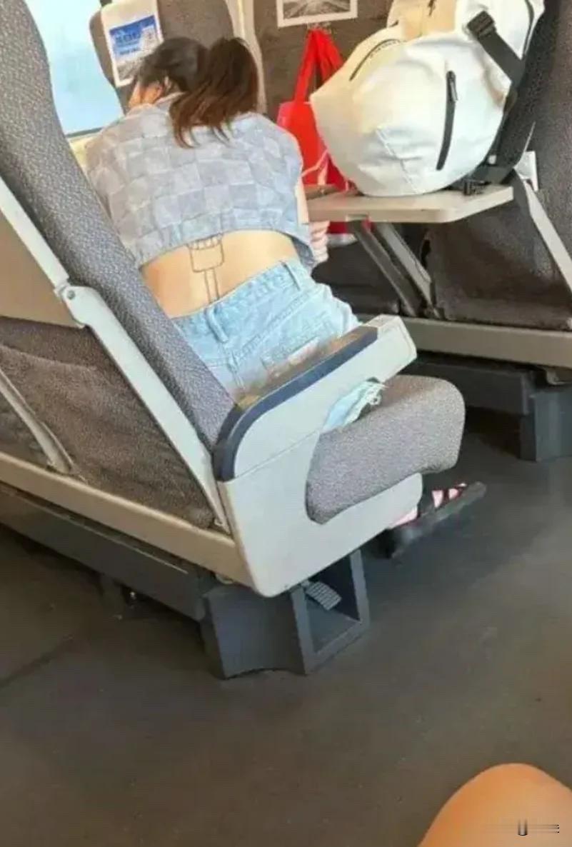 猜猜妹子后背纹身纹了个什么东东 网友们纷纷猜测结果如下 第一种说是棒棒...