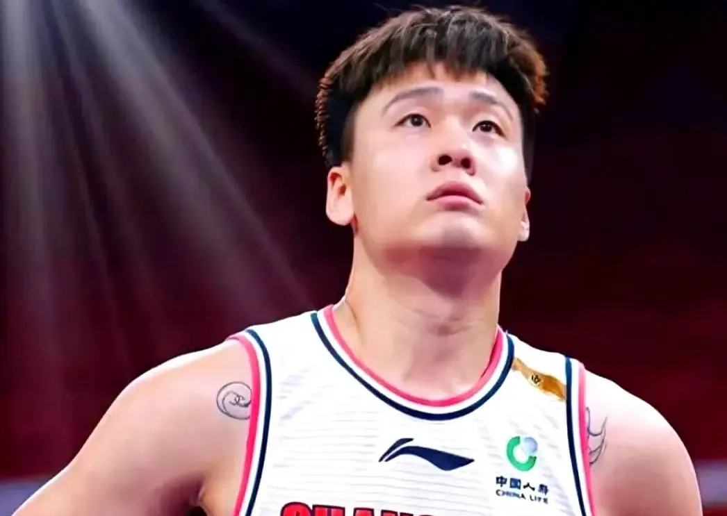 中国男篮的后卫线，终于等来了一头“猛兽”。

赵睿伤愈复出，目前已经正式披上训练服，开始在队内打实战对抗了。

而他回到队里的这个节点，正好卡在球队最需要把对抗强度和防守硬度往上提的时候。

年轻后卫们这阵子其实不算差，跑动快、手感也活，可一到国际赛场那种贴身缠斗，很多球就会被挤乱，节奏一断，整个人