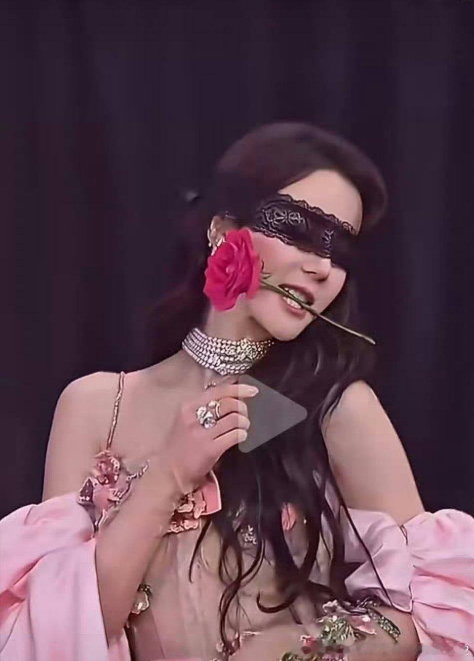 #迪丽热巴给粉丝戴戒指#
这样弄的意义是？ ​