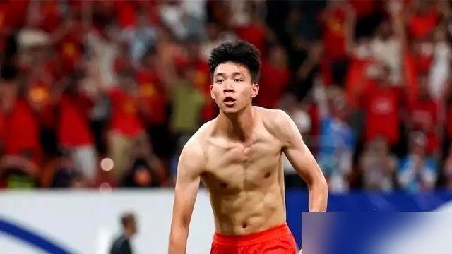 19岁，德甲抢着要，他爹扭头给送丹麦去了。
王钰栋，刚在亚运会踢韩国进一个，又对乌兹别克轰了脚世界波。德转身价180万欧，中超本土第一。多特、门兴、狼堡都来了，条件就一个：先签，然后外租练级。
他爹王孟义不干。说得很直白，租来租去，板凳坐穿，不如找个保证首发的。中日德兰，丹麦球队，名气没德甲响，