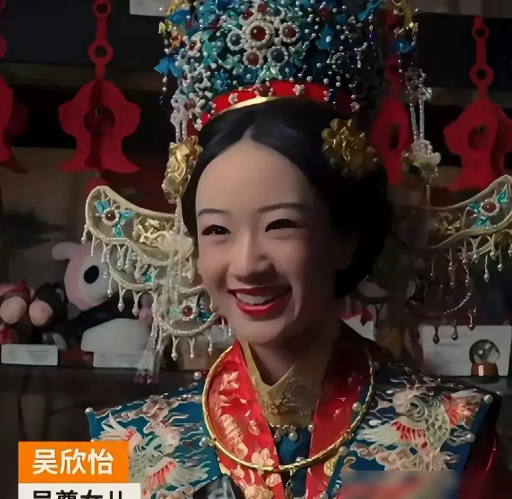 吴尊女儿当众吐槽：我爸不帅，他就是个Old Man，老男人。
镜头前，NeiNei穿着银甲战袍给澳华博物馆拍宣传片，转头采访就被问怎么看爸爸。这丫头连犹豫都没犹豫，直接甩一句：我不觉得吴尊是最帅的。吴尊在旁边只能尬笑，说这是节目效果。
但你翻翻他这些年干的事，女儿说想学芭蕾，他跟着压腿；女儿早恋