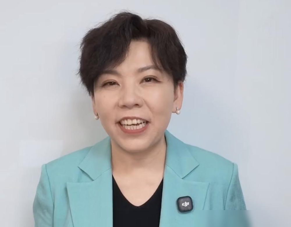 0比4，王楚钦把拍子往桌上一放，说了句这可能是他最后一届亚运会。
三线作战，三块银牌。男团决赛丢了，单打决赛被林诗栋横扫。赛前王皓还专门跟他说过，团队获胜的包袱不要你一个人背。可队长这活儿，扛起来就放不下。
王皓赛后倒很干脆，说这届就是拿来交学费的。温瑞博半决赛决赛连着上，输给日本也得让年轻人上