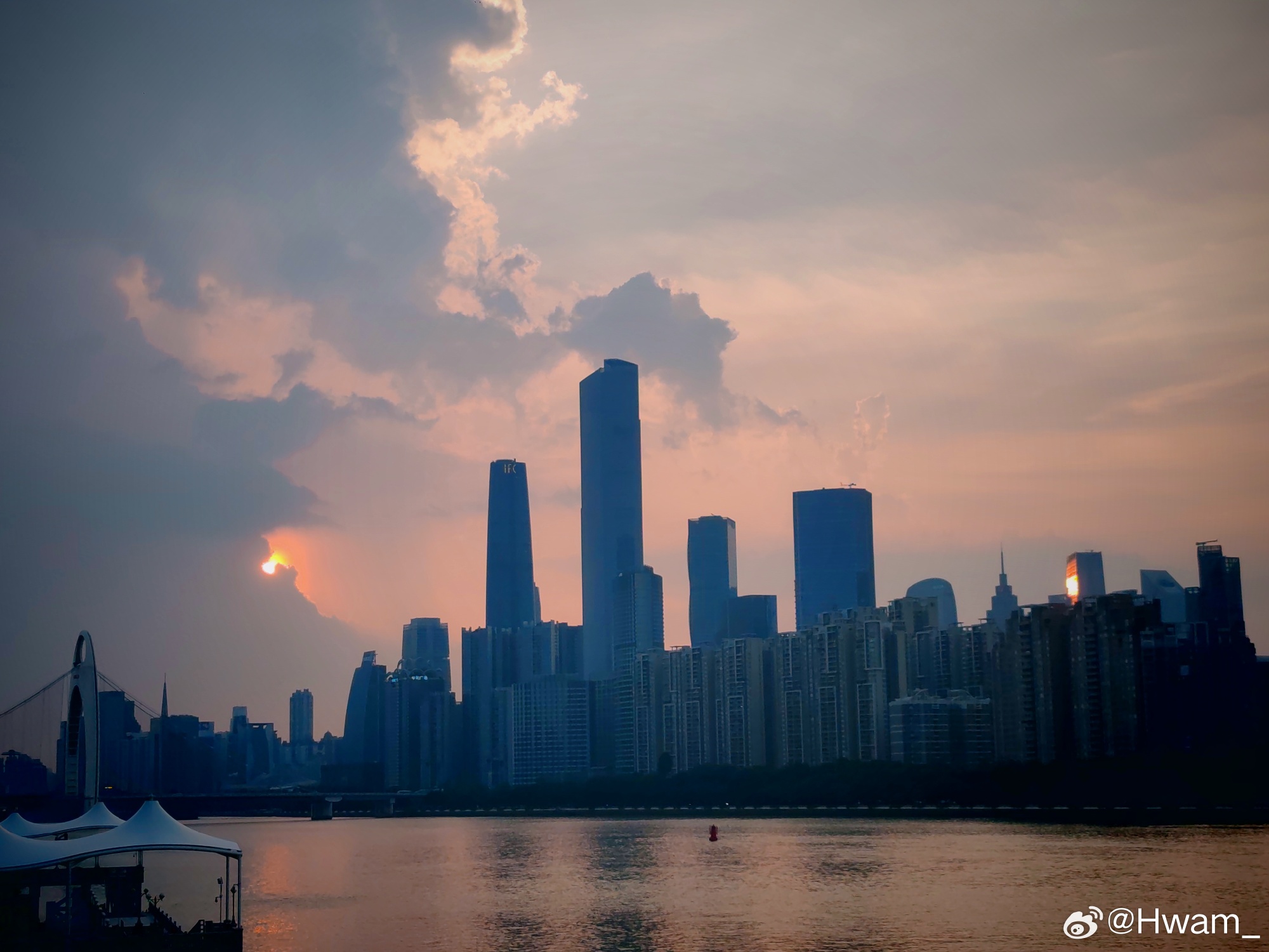 这片云实在很厚、很大，但因为刚到广州塔的时候看到云层下整片的泛红，所以...