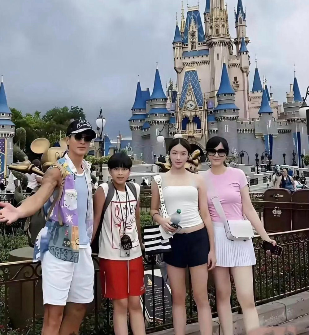 吴尊一家颜值真高，这基因也太不错了吧！ ​