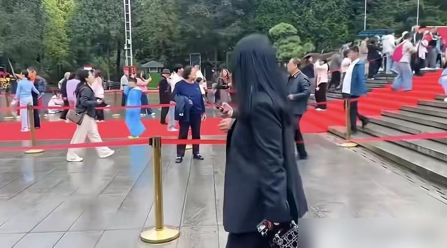 李湘在醴陵被围观了，灰色西服，墨镜一戴，谁都不理。
有人凑上去求合影，她摆摆手，扭头就走。网友拍到的照片里，她瘦得锁骨都支棱出来了，半年干掉近50斤。
想想半年前，她全网账号被禁止关注，公司也注销了，一堆人等着看她笑话。结果人家愣是没出来解释一个字。
再露面，就是带着王诗龄到处飞，新加坡逛街，