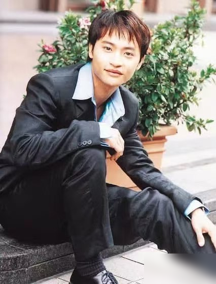 陈炜演梅艳芳，全网都在喊就是她，结果片方愣是没选。
2005年亚视拍《美丽传说2》，陈炜演雷剑芳，明眼人一看就知道原型是谁。168的身高，侧脸轮廓，连那股子倔劲儿都像。后来《梅艳芳菲》直接找她当女一号，从出道演到病逝。
到了2021年正儿八经的传记电影《梅艳芳》选角，观众全在刷陈炜的名字。片方说