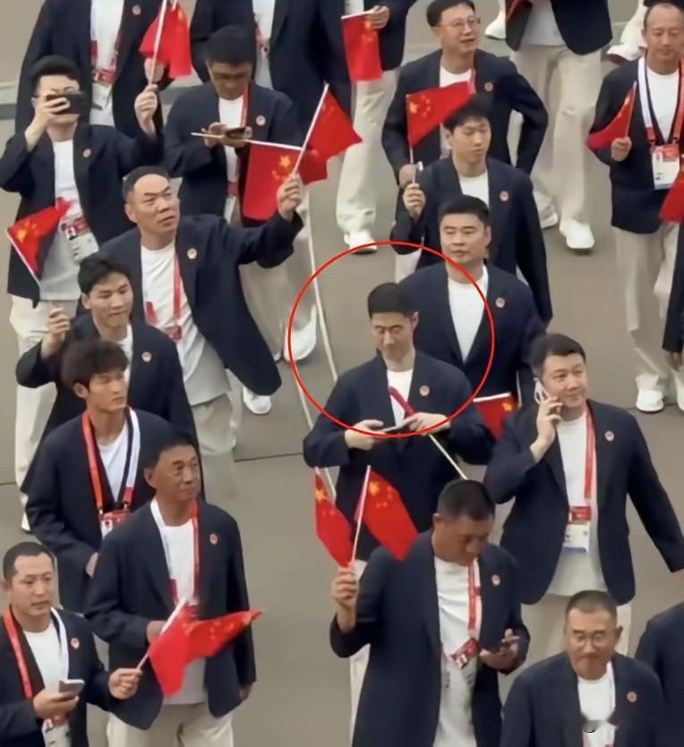 翻遍开幕式镜头，我怎么找不到孙颖莎、王曼昱、王楚钦的身影，

全场只看见了王励勤，不少人以为国乒主力没有到场。其实并不是缺席，而是权衡之后的选择。
 
从邮轮驻地到赛场单程就要一个半小时，开幕式结束后班车资源紧张，一旦耽误返程，休息时间会被大幅压缩。第二天一早国乒就要开启男团、女团小组赛，

连着四