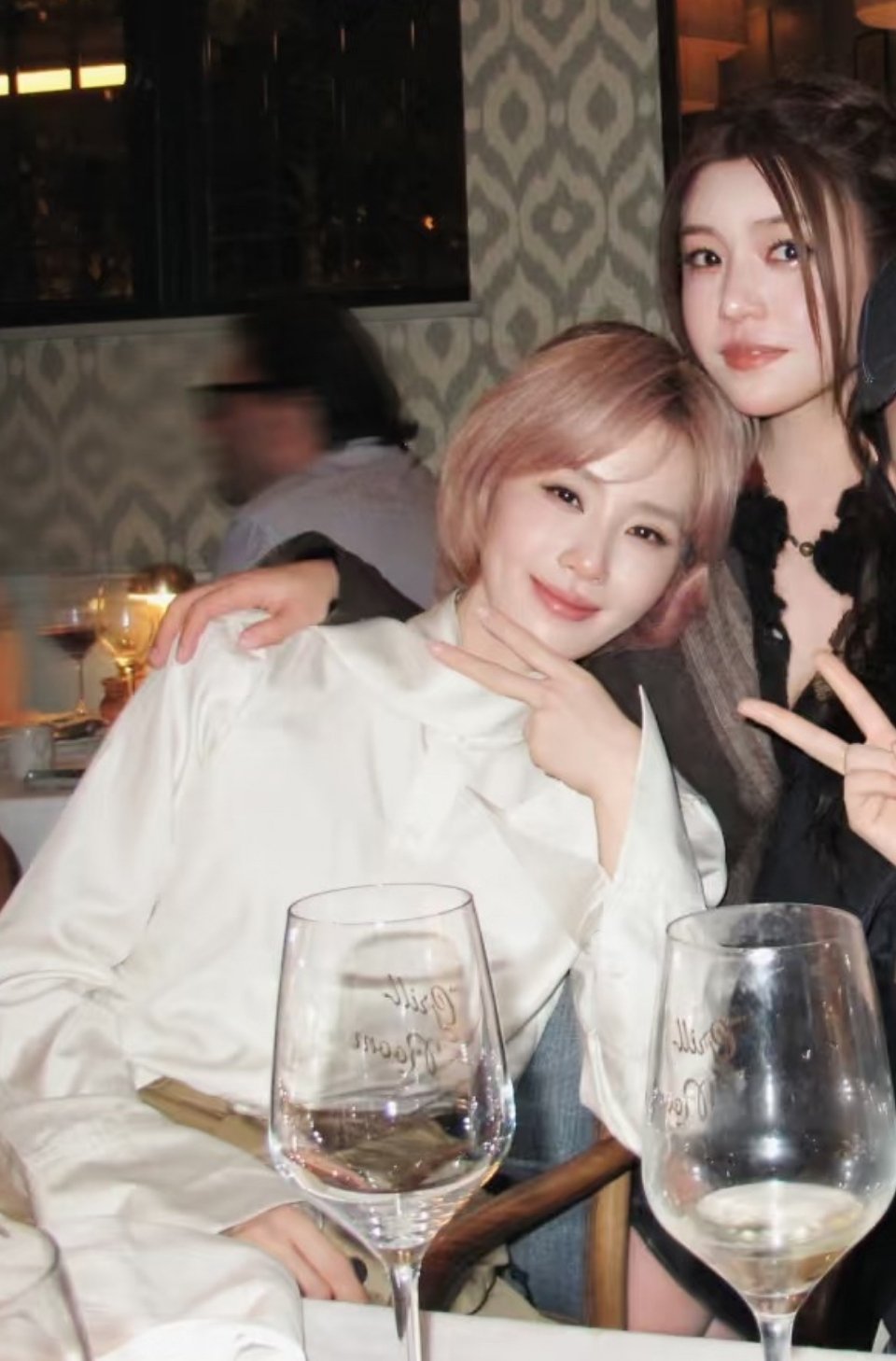 刘诗诗陈妍希巴黎会面，真闺蜜局 ​
