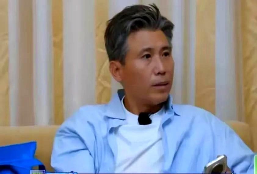 胡军一句话，把瞿颖送上热搜，也把自己推到了风口。

镜头前李乃文随口一问。胡军顺嘴搭音，聊起瞿颖当年做模特，调侃她现在比自己还黑，甚至甩出一句不知道她那大大咧咧是装的还是真的。

几个老友私下喝茶，这话顶多算打趣。但被镜头切片放大抛到网上，味道全变了。网友瞬间站队，有人说这是熟人真性情，有人指责拿外