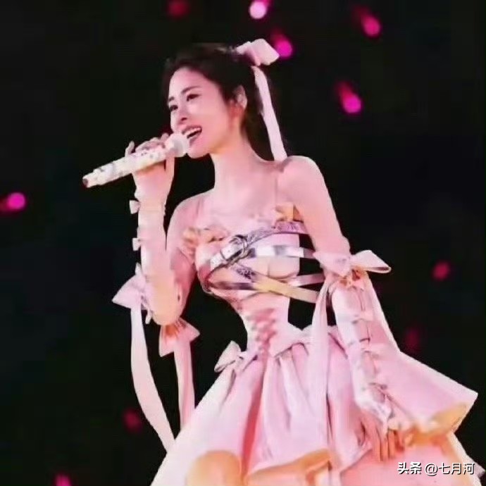 张碧晨这造型有点绝，第一眼以为是P图，腰都P没了，第二眼才发现，原来人家设计就是这样 ​​​
