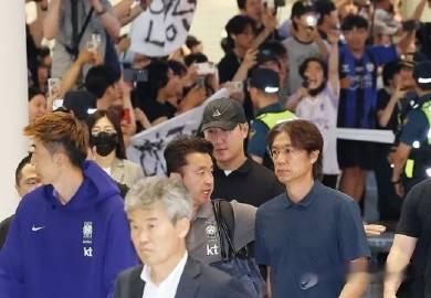 《“韩国队回国 球迷在机场举遗照”事件透析：韩国人看到足球危机？<br...