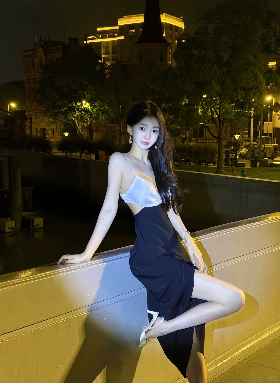 清冷系模特小姐姐，她耳后有一小撮自然卷的碎发，颜色比头顶头发略浅些，像...