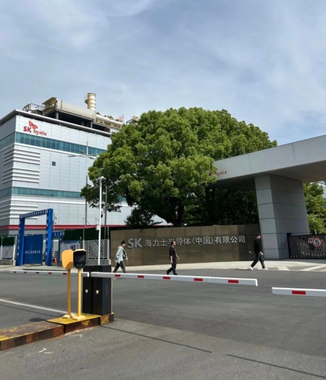 【传SK海力士将处置重庆工厂资产，包括引进“战投”：一场30亿美元的...