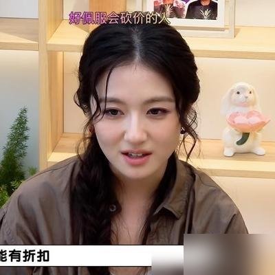 李兰迪在奢侈品店还价被柜姐嫌弃了。
换作寻常艺人，大概率为了面子硬着头皮刷卡走人，她倒好，转头回了一句大实话：
“可以买贵的，但不能买贵了。”
这句话直接戳破了某些高奢柜台最滑稽的一层窗户纸。有些人在金碧辉煌的店堂里站久了，竟真把品牌的溢价错当成了自己的身价，拿着几千块的底薪提成，反倒居高临下