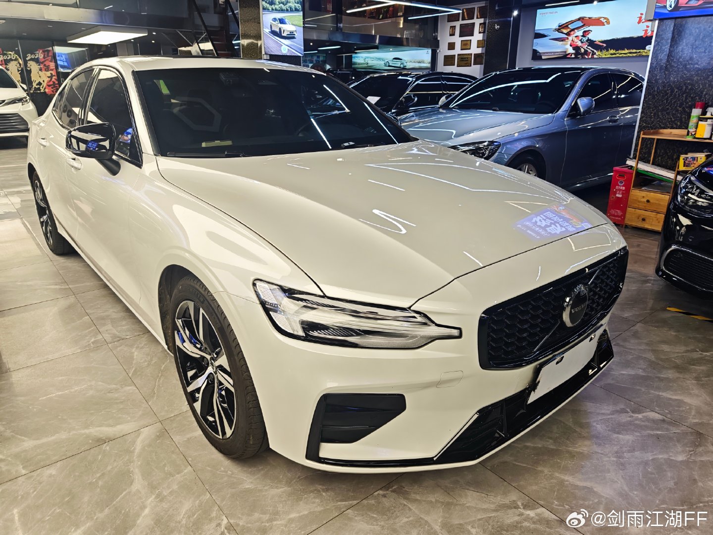 24年沃尔沃S60智远运动版，1.8万公里，0出险，带车衣，选配2.58万宝华韦健音响 ​