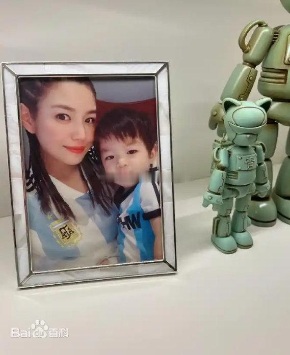 #才知道陈妍希儿子名字陈睦辰#
陈睦辰，“睦”代表家宅和睦，“辰”代表星辰晨光，读音暗藏双向爱慕的巧思，是婚姻美好时期满满的祝福。到纪念寓意只适合做点缀，把最好的期许应该留给孩子自己才是名字的正道。 ​