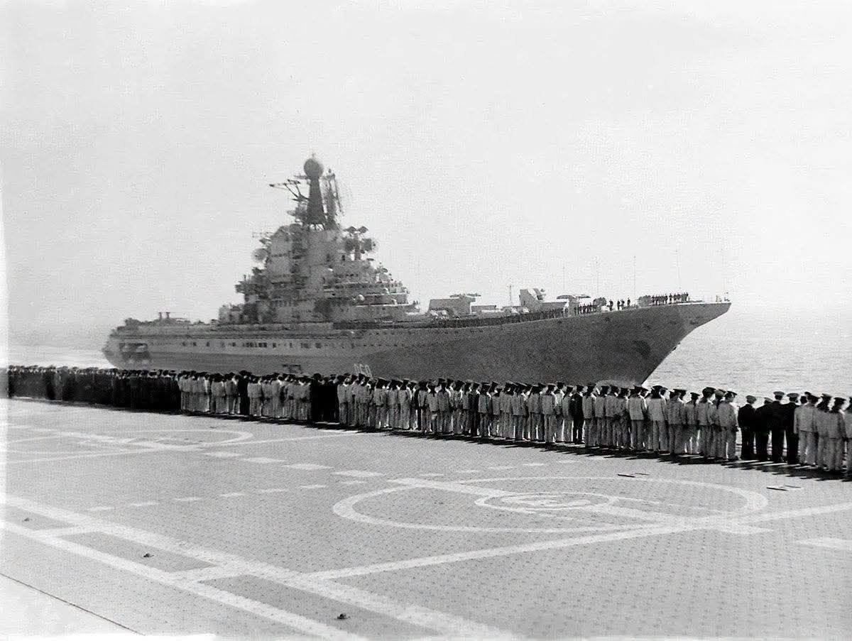 ТАВКР“基辅”号于1979年3月在地中海某处靠近ТАВКР“明斯克”号。 ​