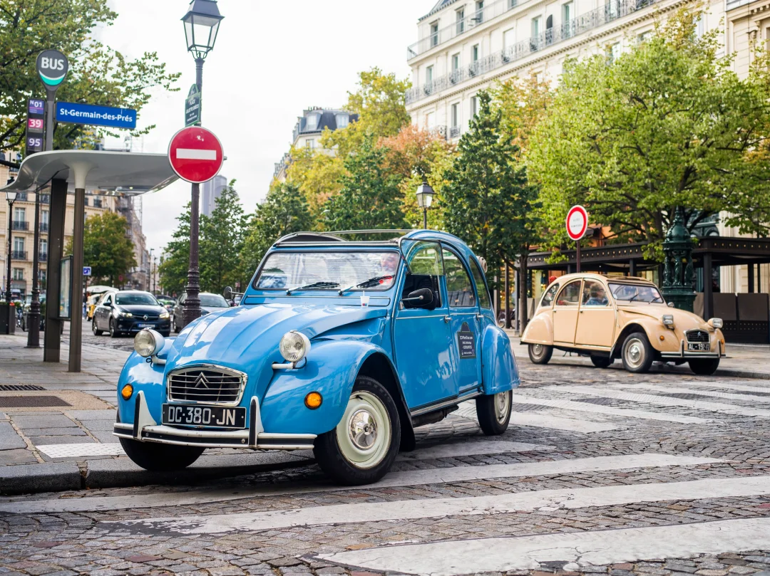 巴黎的雪铁龙2CV 街头亮丽的风景