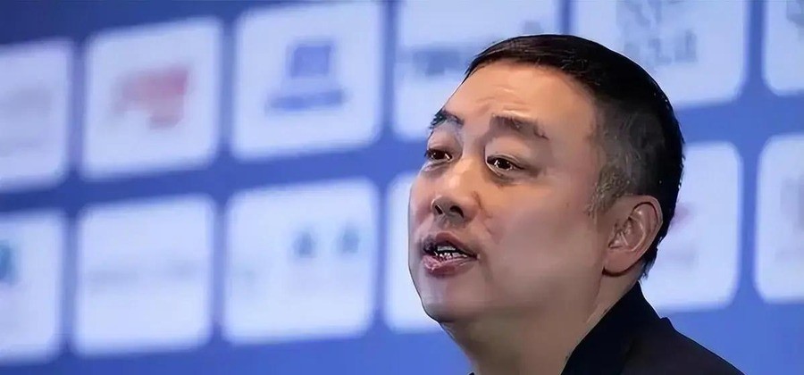 消失一年半的刘国梁突然坐在名古屋亚运看台上，旁边是索林和王励勤，那些“被抓”“失联”的传言当场就没法编了

9月21日，名古屋亚运会乒乓球馆休息区，索林、刘国梁、王励勤三个人围坐在一起，聊的是乒乓球全球推广和赛事规划。场馆外的镜头扫过去，刘国梁神态松弛，跟老熟人交流时有说有笑
画面传回国内，那些从去