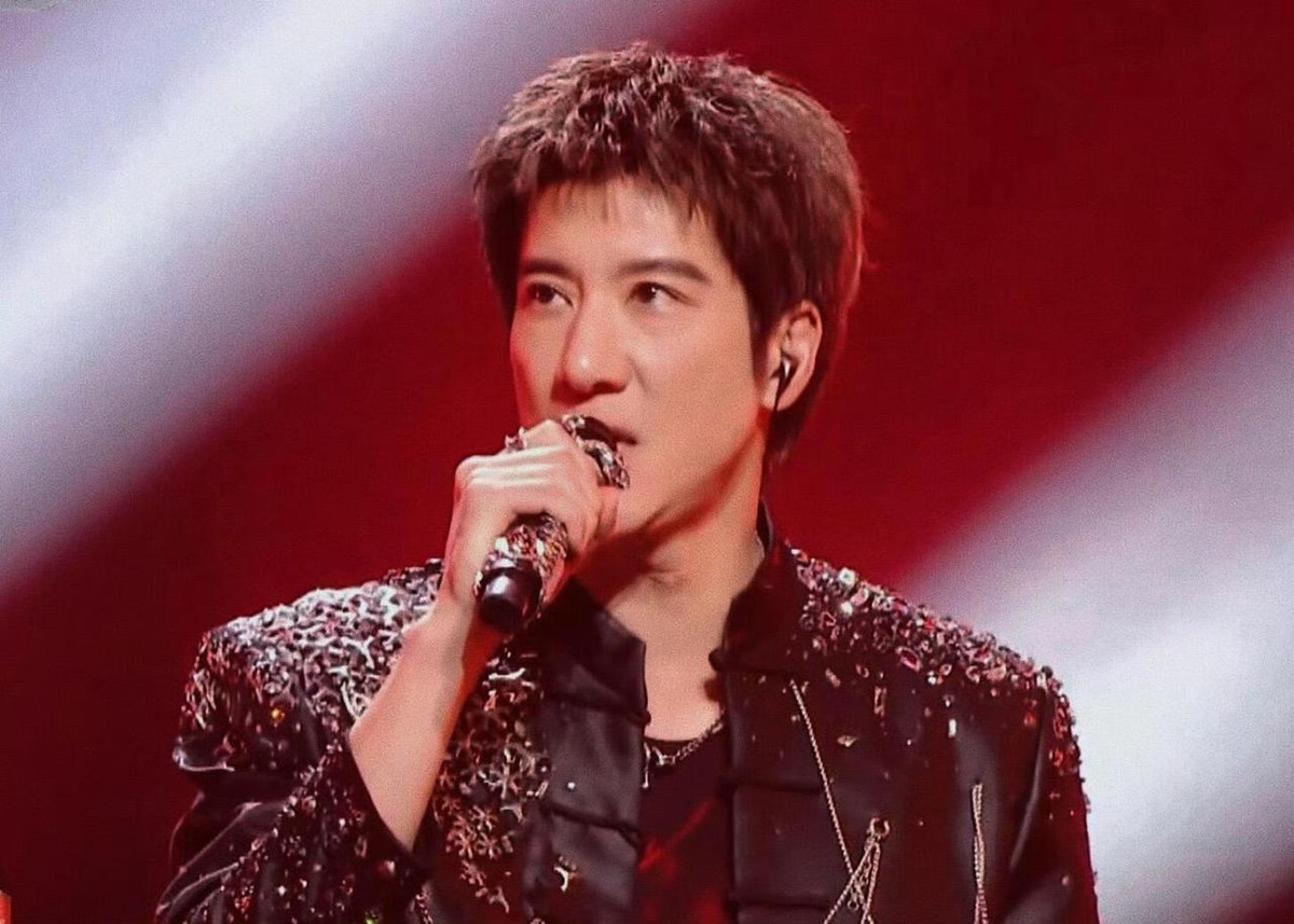 不出意外，意外还是发生了，“湾区升明月”晚会上，王力宏演唱《盖世英雄》时，耳返好像出问题了！

不过，比起开头那一下抢拍，我更在意他发现节奏不对之后怎么唱。音乐还没到，人声先出来了，谁听着都会替他捏把汗。他几次按扶耳返，神情也有些困惑，台上的状况看起来确实不太顺。

这种时候，观众很容易盯着失误听，