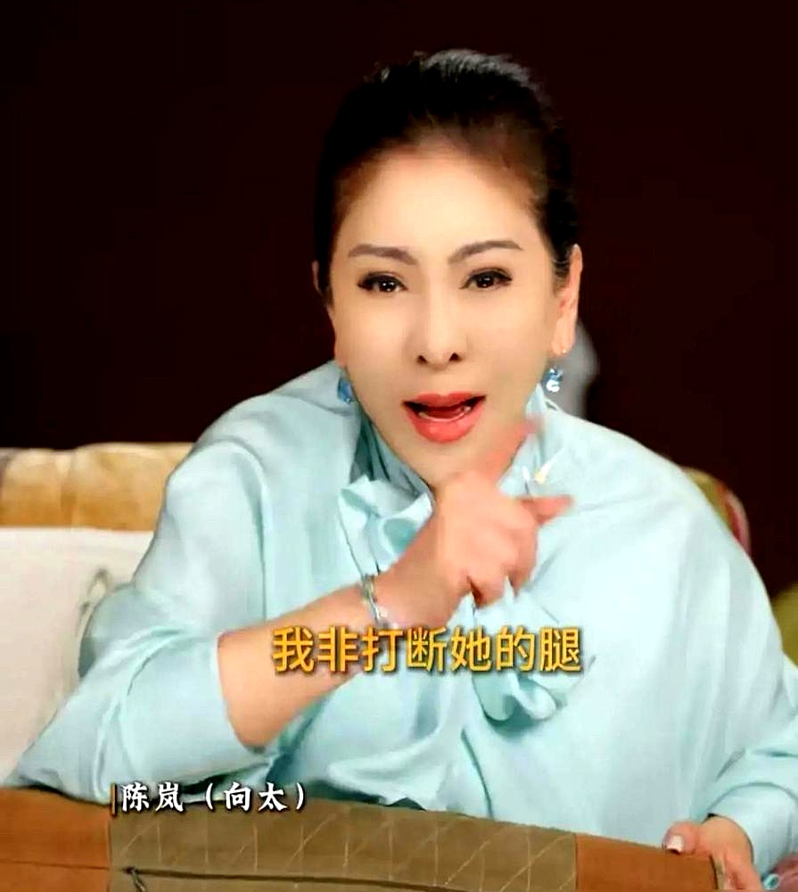 同样是跟向太扯上关系，前妻生的大女儿和生了孙子的儿媳妇，待遇真是一个天上一个地下
 

48岁的大女儿向咏恒至今未婚未育，自己做珠宝生意，几乎不沾向家的光。向太却在直播间红着眼眶把向华强拽来对质，翻出当年“后妈拿烟头烫孩子”的陈年旧账，委屈地抱怨替她擦了无数次屁股，最后只剩心死
 

转头看儿媳妇郭
