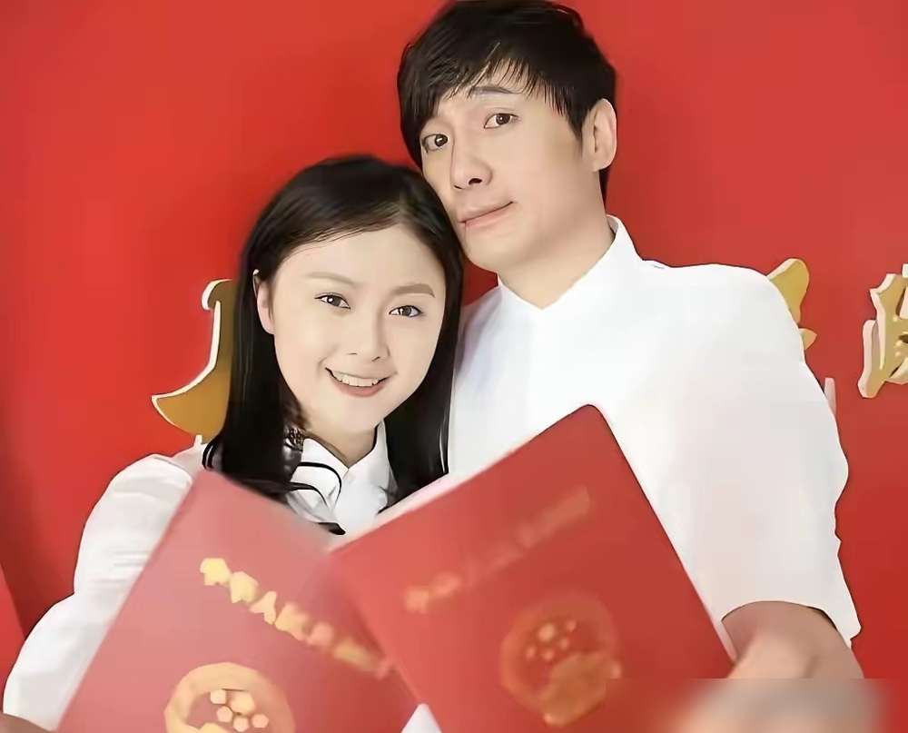沈腾亲完马丽，王琦在台上说了一句话，全场都愣了。
《欢乐喜剧人》第一季，沈腾马丽演完小品，马丽在台上起哄，亲一个，亲一个。王琦被请上台，没接吻，也没黑脸，就笑着一句，他刚亲了马丽，回去得把嘴洗洗。
沈腾赶紧打圆场，借位，不小心碰的。
后来王琦说只是活跃气氛。可这话太狠了，CP粉当场心碎，连马丽