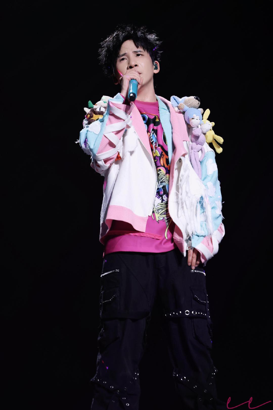#大张伟自嘲诺贝尔文学奖没通知# 大张伟发文纪念《万物自洽法则》发行一周年，一句诺贝尔文学奖还没通知，趣味自嘲，尽显独一份的松弛幽默感。 ​