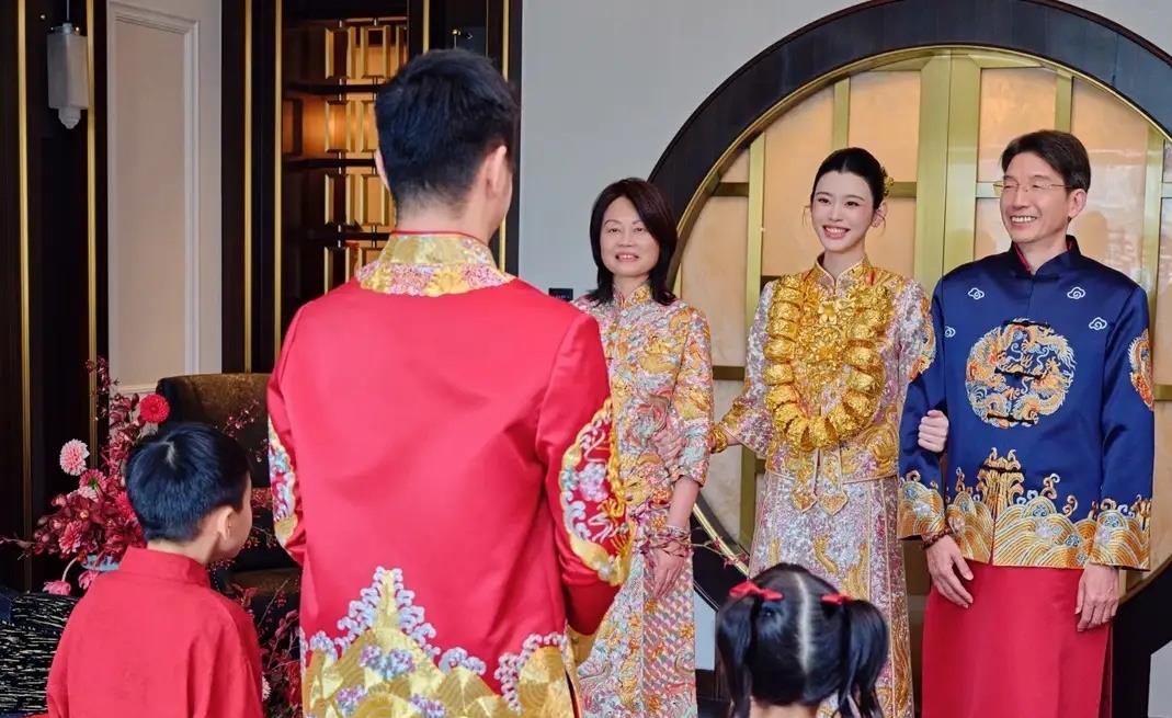 奚梦瑶脖子上那22只龙凤镯，才是四太给全家人看的“表态书”。领证七年才补婚礼，中间隔着赌王离世和三年守孝，法国那场古堡仪式二房三房一个人没来，不是针对谁，是何家各房几十年“各办各的喜事”的老规矩。但澳门答谢宴不一样，何超琼坐第一排，何超凤在侧，三房也派了代表，这才算把“各房不来往”的旧账翻篇了。二十