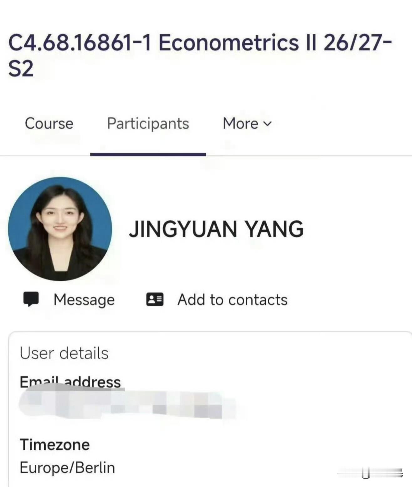 本来一看到这个话题，第一感觉想着怎么对人家赶尽杀绝啊，人家不就是去留学读书嘛？

但是看到她当时的回应，瞬间找到原因了，她对当事同学的态度，有点太嚣张了吧。。。

人家都说 对校友，往往有一种特殊的好感，这个杨某某，不仅对自己的同学赶尽杀绝，还幸灾乐祸。

更关键的是，还