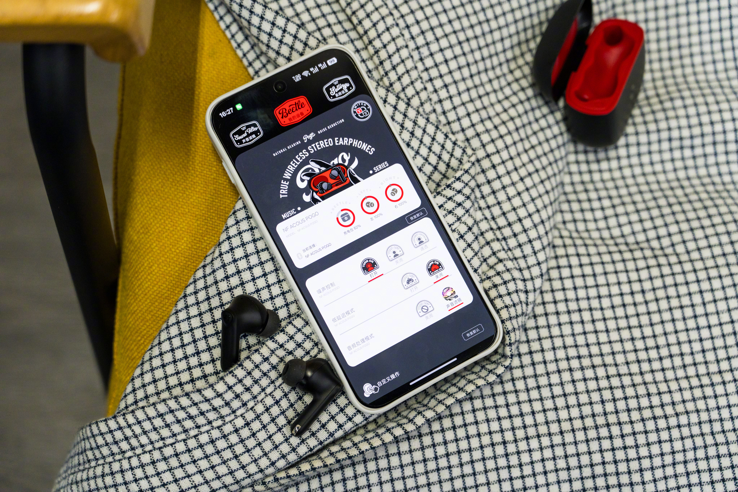 宁梵声学首款真无线耳机：TWS POGO。

跟很多主打降噪深度的 TWS 不同，POGO 选择了一个比较特别的方向：Livehouse、音乐节这类高声压场景。它的降噪不是追求把外界声音尽可能消除，而是在降低整体声压的同时，尽量保留音乐现场的声音细节和氛围。

另一个比较有意思的是「声音滤镜」，目前内置了自然 ​