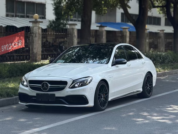 奔驰AMG C63 s，多了个S多了碳陶和375KW